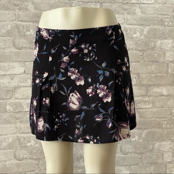 Kendall & Kylie Dresses & Skirts - SOLD | Kendall & Kylie Lightweight Floral Skirt EUC